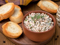Салата - разядка с пушена скумрия, извара, майонеза, червен лук, черен пипер и чесън - снимка на рецептата Салата - разядка с пушена скумрия, извара, майонеза, червен лук, черен пипер и чесън - снимка на рецептата